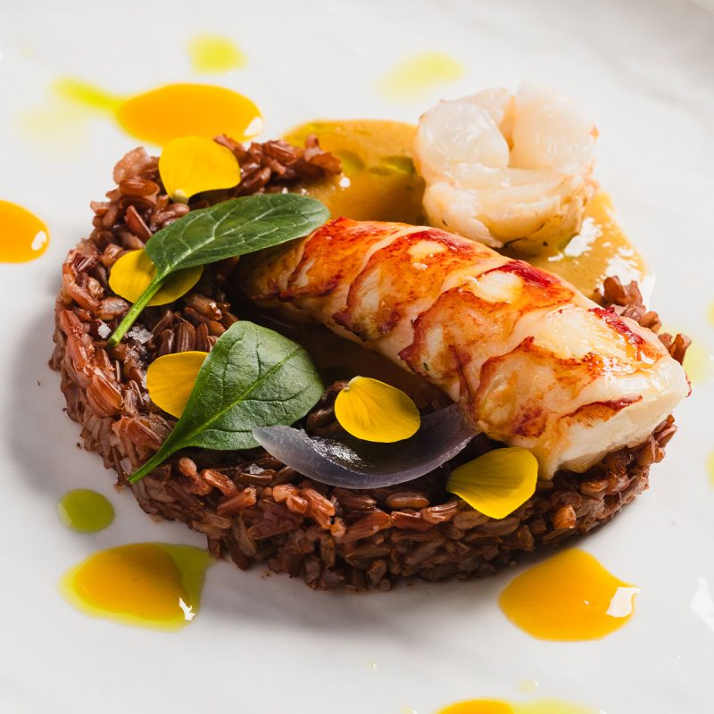 Homard rôti, bisque de yassa et riz rouges